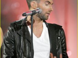 http://images1.fanpop.com/images/photos/1600000/adam-with-rihanna-adam-levine-1652431-993-1222.jpg