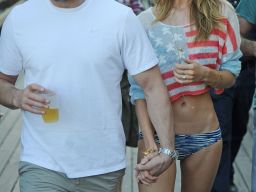 Rosie-Huntington-Whiteley-Bikini-Candids-in-Miami-5.jpg (1600×2400)